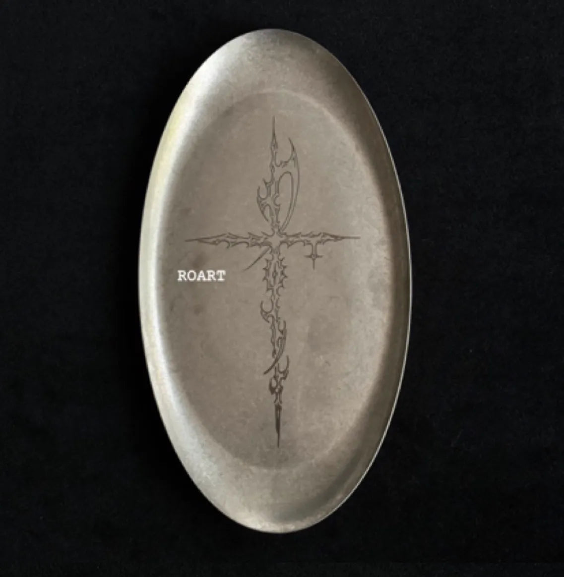 stainless steel plate with engraved design and 'ROART' branding on a black background